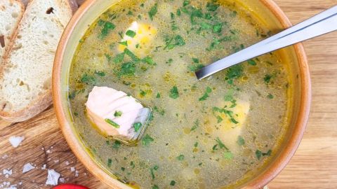 Mit diesem Tipp schmeckt deine Fischsuppe milder, ohne intensiven Fischgeruch – frische Kräuter machen den Unterschied.