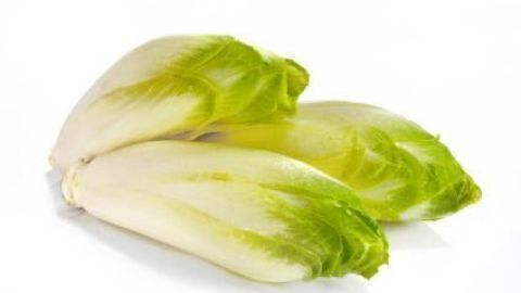 Mit diesem Trick entfernst du die Bitterstoffe aus Chicorée und kannst das knackige Gemüse auf dem Bild milder genießen.
