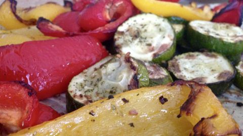 Geschmorte Paprika und Zucchini mit Schafskäse