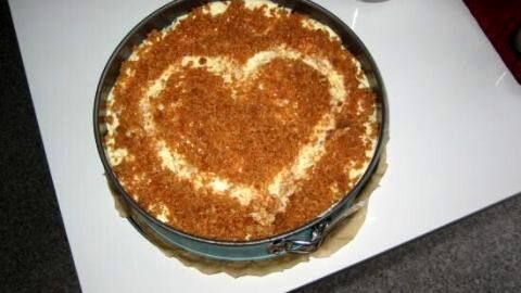 Locker-leichter Sägespänekuchen mit Herzdeko: So gelingt dir der cremige Kuchenklassiker mit knusprigen Butterstreuseln.