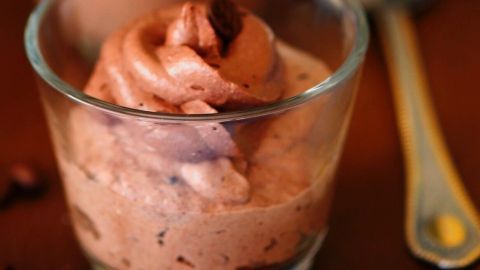 Das selbstgemacht Schokoladen-Brownie-Eis ist eine süße Sünde, die jedem Schokoliebhaber ein Glitzern in die Augen treibt. In einem eleganten Glas serviert, liegt cremiges Schokoladen-Brownie-Eis, gekrönt mit einer luftigen Schokoladenhaube.