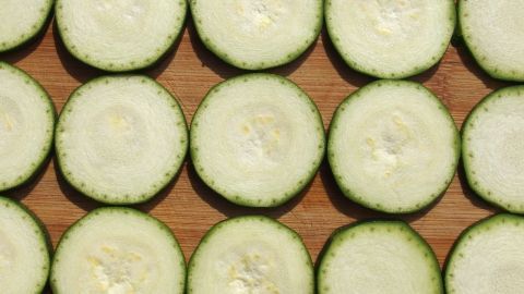 Zucchini zum Einfrieren im Backofen vorgaren