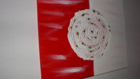 Ein Acrylbild mit 3-D-Effekt zeigt eine weiße, spiralartige Struktur auf rotem Hintergrund, kreativ gestaltet.