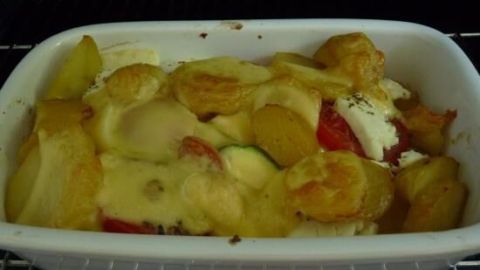 Ein überbackener Kartoffelauflauf aus Kartoffelresten, goldbraun und köstlich, wird im Ofen zubereitet.