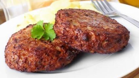 Mit Haferflocken statt Ei gelingen dir saftige Frikadellen, die auf dem Teller genauso lecker aussehen wie hier im Bild. Mit Haferflocken statt Ei gelingen dir saftige Frikadellen, die auf dem Teller genauso lecker aussehen wie hier im Bild.