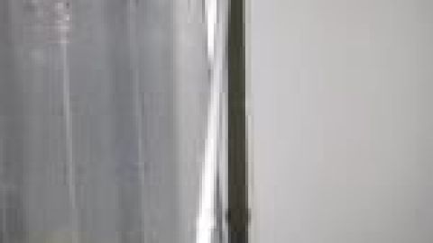 Ein Rollladen mit Kurbelantrieb wird mithilfe eines Akkuschraubers bewegt, während er an einem Fenster angebracht ist.