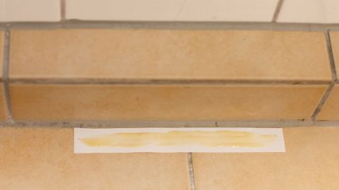 Ein klebriger Honigstreifen liegt am Boden, um Silberfische anzulocken und fernzuhalten, um Hygiene zu fördern.