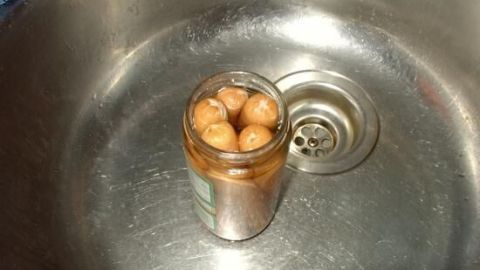 Um Würstchen schnell heiß zu machen, kannst Du sie einfach im Glas in heißem Wasser erhitzen. So bleiben sie saftig und perfekt für einen Snack. Weitere Tipps findest Du im Artikel über das richtige Erwärmen von Würstchen. Ein Glas mit Würstchen steht in einem Waschbecken, während Wasser um das Glas herum zirkuliert, um sie zu erhitzen.