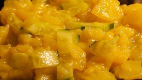 Ein bunter Kartoffelsalat ohne Fett zeigt gehackte Kartoffeln und frisches Gemüse in einer dekorativen Schüssel.