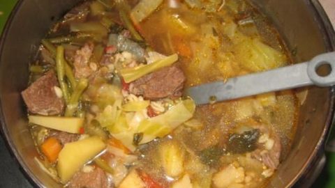 Ein kr&auml;ftiger Gem&uuml;se-Rindfleischtopf kocht in einem gro&szlig;en Topf, gef&uuml;llt mit buntem Gem&uuml;se und zartem Fleisch.