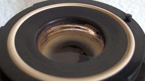 Eine Thermoskanne hält Sauce warm und zeigt den Innenbereich mit reflektierendem Material, ideal für heiße Speisen.