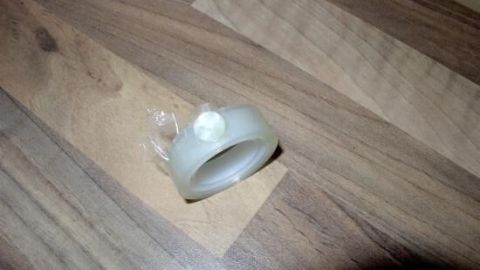 Ein Klebestreifenstück liegt auf einem Holztisch und markiert das Ende eines Bandes für einfache Verwendung.