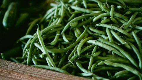 Wenn grüne Bohnen holzig sind, hilft das Schälen mit einem Sparschäler – so bleibt dein Gericht lecker und zart.