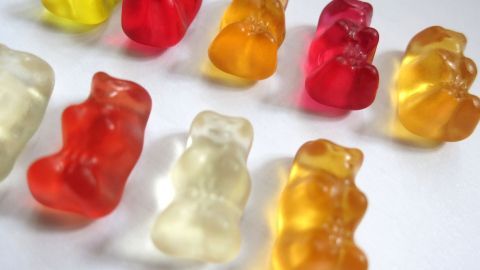 Bunte Gummibärchen liegen auf einer Oberfläche und warten darauf, in Alkohol eingelegt zu werden.