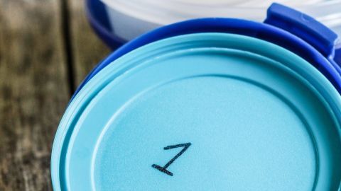Kunststoffdeckel und Unterteile sind übereinander gestapelt, das untere hat die Nummer 1 markiert auf einem Holztisch.