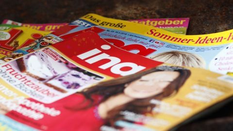 Zeitschriften liegen gestapelt, der Fokus liegt auf Titeln wie "ina" und "Das große Sommer-Ideen-Heft", in einem wohnlichen Umfeld.