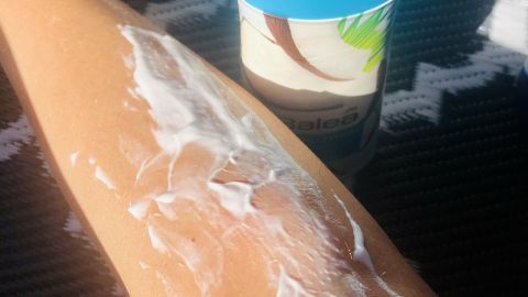 Eine gecremte Beinoberfläche zeigt, wie Bodylotion aufgetragen wird, um schneller in die Haut einzuziehen.