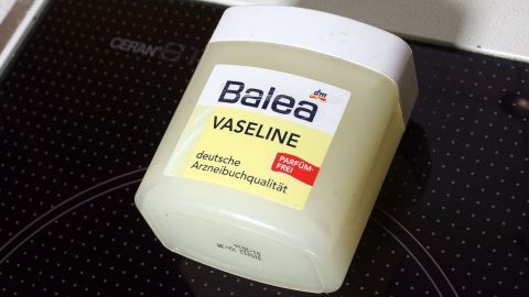 Ein Glas- und Keramikkochfeld ist mit einer Dose Balea Vaseline versehen, die für Pflege und Sauberkeit sorgt.