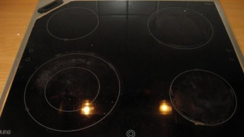 Eingebranntes auf Glaskeramik Kochfeld entfernen