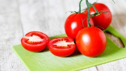 Tomatenflecken auf Schneidebrettern aus Kunststoff