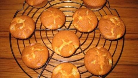 Diese schnellen Apfel-Muffins sind eine köstliche und einfache Leckerei. Das Bild zeigt frisch gebackene Muffins, die perfekt zum Naschen oder für den Nachmittagstee geeignet sind. Lass dich von dem Rezept inspirieren! Goldene, frisch gebackene Apfel-Muffins liegen auf einem Kühlgitter in einer warmen Küche.