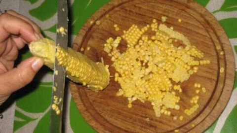 Mit diesem Trick schneidest du Mais schnell und sauber direkt vom Kolben – perfekt für frische Salate oder Pfannengerichte.