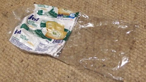 Frischhaltebeutel sparen: Plastiktüten z. B. von Toastbrot, abgepacktem Schnittbrot, Cornflakes usw. aufheben und vielseitig weiterverwenden. Ein frischer Frischhaltebeutel liegt auf einem Teppichboden und zeigt, wie er für Lebensmittelverpackungen verwendet wird.