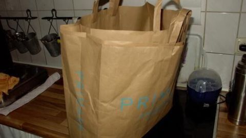 Eine Papiertüte mit der Aufschrift "PRIMARK" steht geöffnet auf einem Küchentresen. Im Hintergrund ist eine Spüle zu sehen.