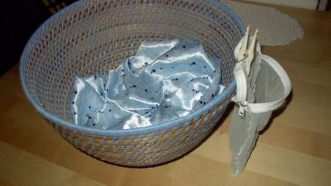 Ein Wäschekorb mit einem speziellen Säckchen für Socken sorgt für Ordnung beim Waschen. Socken bleiben zusammen.
