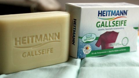 Gallseife präsentiert sich als Seifenstück und Verpackung, bereit zur Anwendung in einem privaten Umfeld.