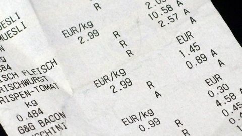 Ein Kassenbon zeigt detaillierte Einkäufe im Supermarkt, während die Preise für verschiedene Artikel aufgelistet sind.