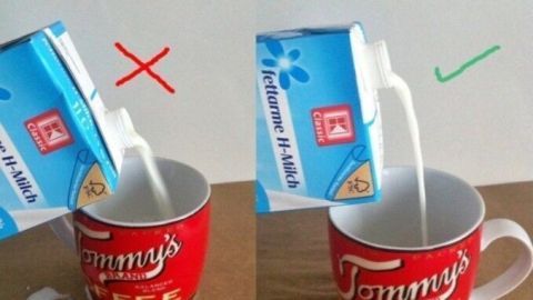 Ein Tetra Pak wird über eine Tasse geschüttet, wobei auf der linken Seite Milch verschüttet wird und rechts das Ausgießen richtig gezeigt wird.