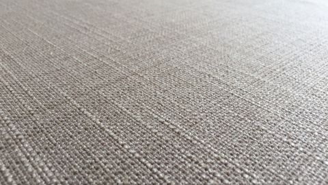 Bin auf die erfolgreiche Idee gekommen, Sofabezüge einfach erst aufzuziehen und dann mit dem Dampfbügeleisen (volle Power) die bereits aufgezogenen Stoffe zu entknittern. Ein sanft strukturiertes Ikea-Sofa mit einem hellen Bezug, der auf der Oberfläche gebügelt wird.