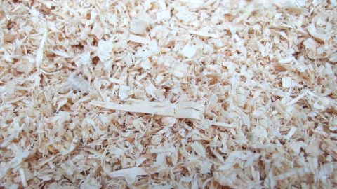 Kleintierstreu liegt lose in einem Käfig, bietet eine weiche Unterlage für Haustiere und sorgt für Hygiene.
