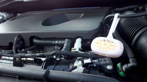 Einen WC-Duftstein, am besten mit Zitronenduft, in den Motorraum legen, um einen Marderbiss am Auto zu vermeiden. Ein Luftbefeuchter mit Zitronenduft ist im Motorraum eines Autos platziert, um Marderbisse zu verhindern.