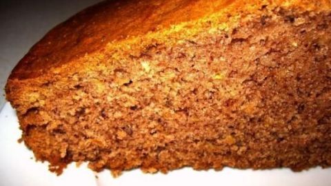 Ein Stück Zucchinikuchen liegt auf einem weißen Teller, zeigt seine weiche, krümelige Textur. Datum in der Ecke: 10/03/2012.