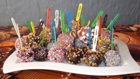 Bunte Kuchen-Lollis selbst gemacht: Mit wenigen Zutaten zauberst du im Handumdrehen süße Hingucker für jede Party.