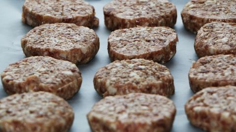 Fleischpattys liegen frisch auf einem Backblech, bereit zum Grillen mit Oberhitze für perfekte Hamburger.