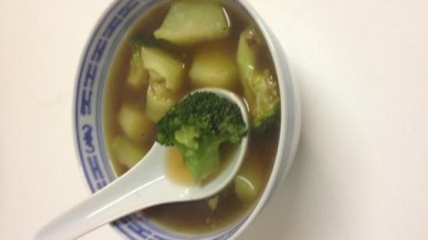 Brokkoli-Strunk in Asia-Suppe verwerten