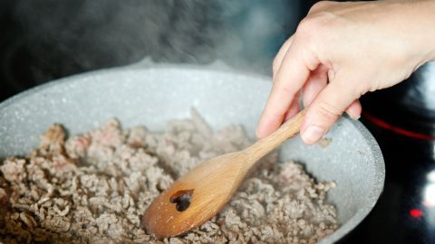 Wenn du dein Gehacktes schön krümelig haben möchtest, dann bearbeite es beim Anbraten mit einem Kochlöffel oder mit einem Schneebesen. In einer heißen Pfanne wird gehacktes Fleisch mit einem Holzlöffel braten und dabei goldbraun und krümelig angerührt.
