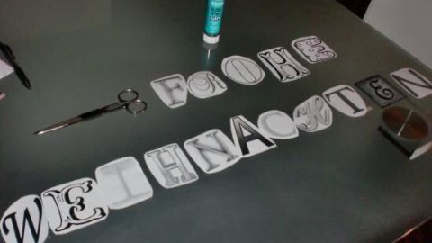 Gestalte deine eigene Weihnachtsdeko mit ausgeschnittenen Schriftzügen. Der Artikel zeigt, wie du mit Schere, Kleber und Kreativität eine persönliche "Frohe Weihnachten"-Botschaft basteln kannst. Ideal für individuelle Deko-Ideen. Buchstaben liegen auf einem Tisch und formen "FROHE WEIHNACHTEN"; daneben Schere und Klebstoff für DIY-Projekt.