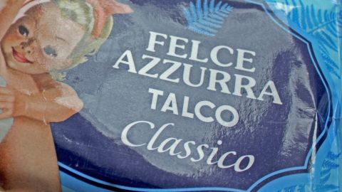 Auf einem blauen Päckchen ist der Text "FELCE AZZURRA TALCO Classico" sichtbar, das für Pflegeprodukte steht.