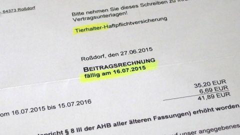 Eine Rechnung liegt auf einem Tisch und informiert über Zahlungsdetails und Fristen für eine jährliche Abrechnung.