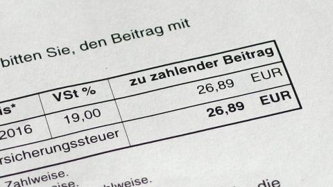 Ein Dokument präsentiert eine Preistabelle mit einem zu zahlenden Betrag von 26,89 EUR für Versicherungen.