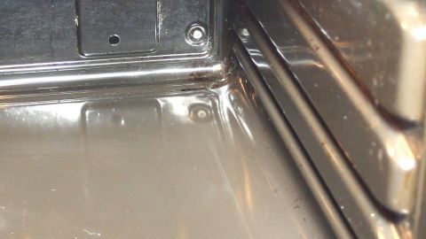 Ein Backofen, innen klar und ohne Kratzer, zeigt eine saubere Oberfläche und eine gepflegte Umgebung.