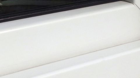 Weiße Fensterrahmen aus Kunststoff kann man mit Glaskeramikfeldreiniger reinigen. Ein weißer Fensterrahmen wird mit einem Glaskeramikfeldreiniger gereinigt, um Schmutz und Flecken zu entfernen.