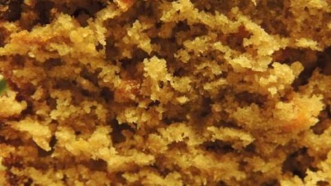 Ein köstlicher Lebkuchen-Honig-Walnuss-Möhrenkuchen, der saftig und krümelig aussieht, mit einer warmen, goldbraunen Kruste.