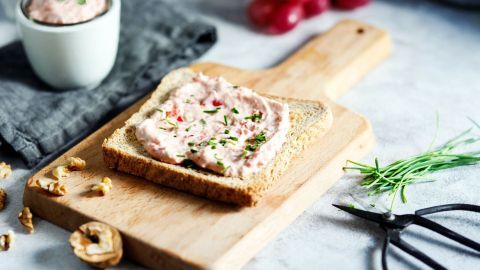 Dip mit gegrillter Paprika und Walnüssen