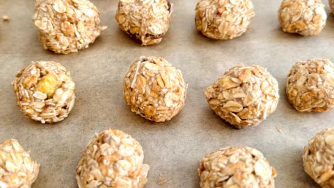 Gesunde Quarkbällchen für deinen Hund: Haferflocken und Quark sorgen für einen leckeren Snack, den du einfach selbst backen kannst.