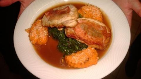 Saltimbocca vom Schwein trifft auf cremiges Süßkartoffelpüree und Blattspinat – so holst du dir italienischen Genuss nach Hause.